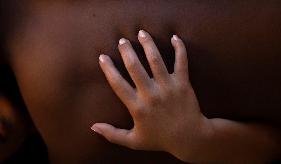 LHYL Intimacy - Hand On Back 940x550